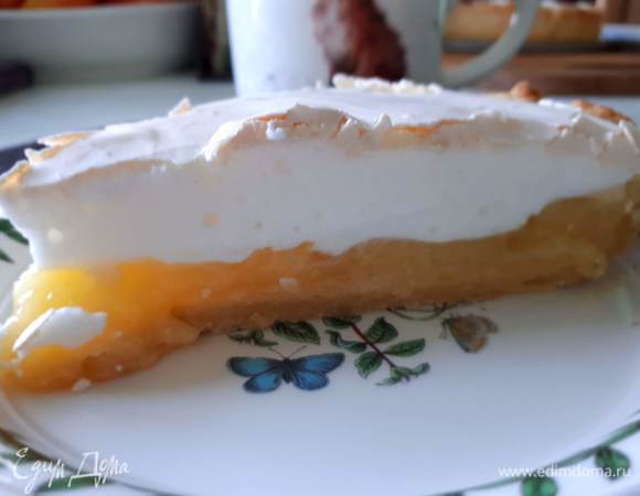 На тесто выложить слой курда, сверху — слой меренги. Разровнять ложкой.