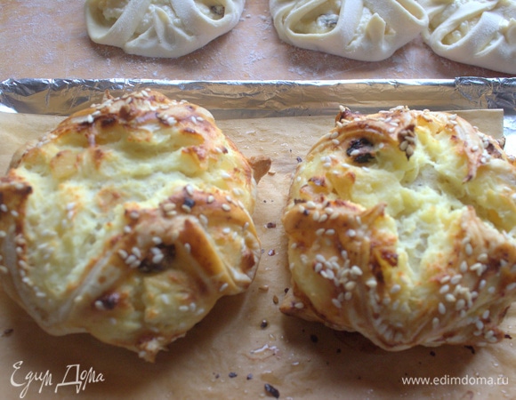 Я пока без духовки, поэтому выпекала в мини-электропечке партиями по 15 минут при 210°C. В духовке выпекаем сразу все, возможно, будет другое время. Уголки разбежались в стороны, но я не переживала.