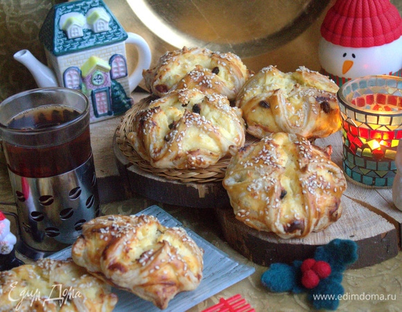 По обыкновению слойки сверху хрустящие, внутри — мягкие.