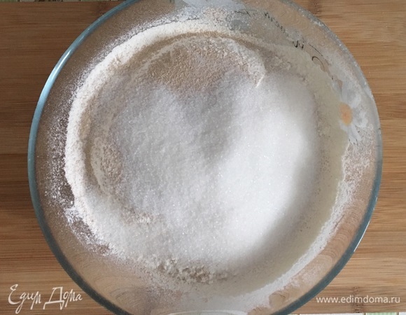 Смешать муку, дрожжи, сахар и соль.