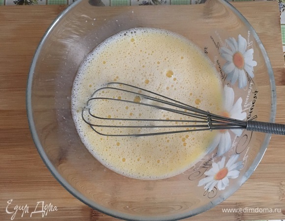 Отдельно смешать теплое молоко, растопленное сливочное масло и яйцо.