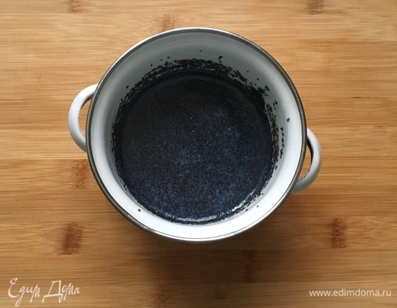 Для начинки смешать мак, сахар, крахмал и молоко. На медленном огне проварить до загустения.