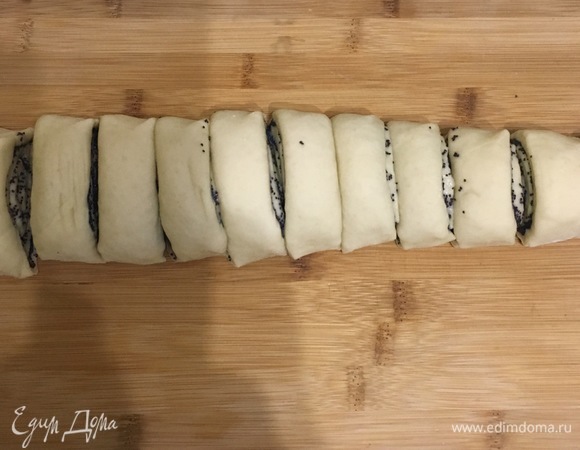 Свернуть в рулет, порционно разрезать на булочки.