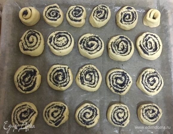 Противень застелить бумагой для выпечки, смазать сливочным маслом. Уложить на противень булочки срезом вверх на небольшом расстоянии друг от друга. Накрыть полотенцем и оставить в теплом месте на 20 минут для расстойки.