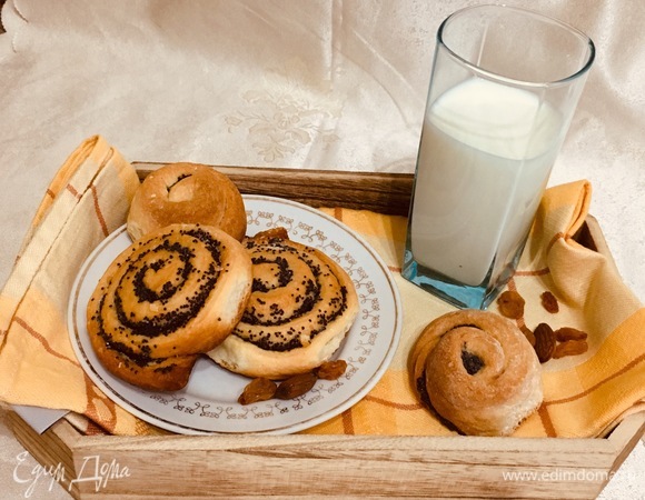 Наши булочки готовы. Горячие, да с молоком — вкусно.