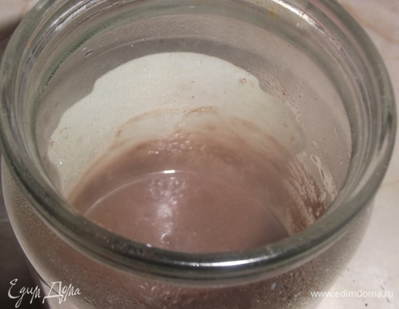 Залить стаканом горячего молока. Оставить на час.