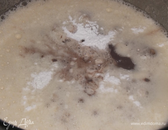 Яйца взбить с сахаром. Добавить смесь черемухи и разрыхлитель. Перемешать.