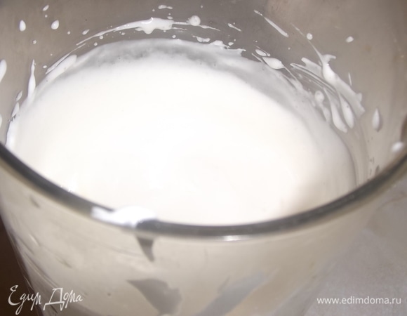 Приготовить крем. Сметану взбить с сахаром.