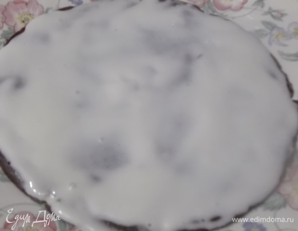 Каждый корж, пока горячий, промазать кремом.