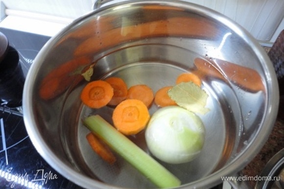 Начинаем с приготовления бульона. Все ингредиенты заливаем холодной водой (полпалочки сельдерея — это от меня) и варим 25–30 минут.