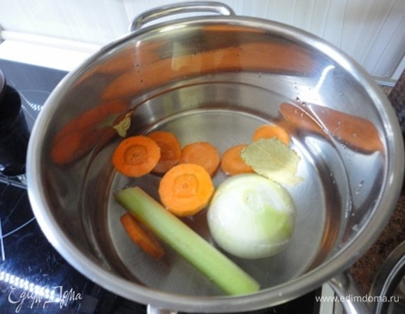 Начинаем с приготовления бульона. Все ингредиенты заливаем холодной водой (полпалочки сельдерея — это от меня) и варим 25–30 минут.