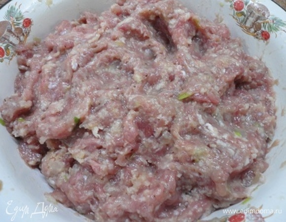 Мясо и луковицу пропускаем через мясорубку и смешиваем с яйцами и отжатым от молока хлебом. Добавляем соль и перец. Слегка отбиваем — так изделия будут лучше держать форму.