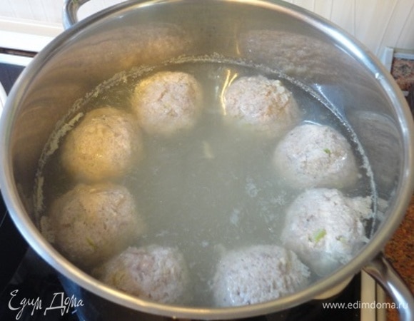 Освободить овощной бульон от овощей и специй. Опустить в бульон клопсы так, чтобы им было свободно в кастрюле и чтобы они не прилипали друг к другу. Мне пришлось делать это в два приема. Накрыть крышкой и на слабом огне при чуть заметном кипении варить 15 минут. Сваренные клопсы осторожно достать шумовкой и выложить на тарелку.