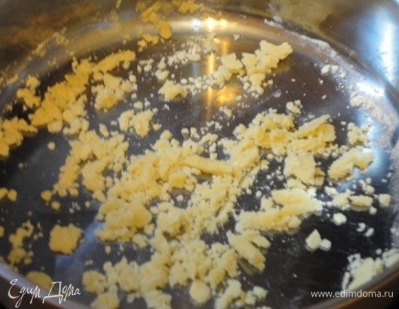 Теперь займемся соусом. В небольшую кастрюлю влить полстакана воды и сок половины лимона. Довести до кипения, выключить нагрев и оставить на плите слегка покипеть. А в сотейнике на небольшом огне растопить сливочное масло, добавить муку и обжарить до светло-золотистого цвета.