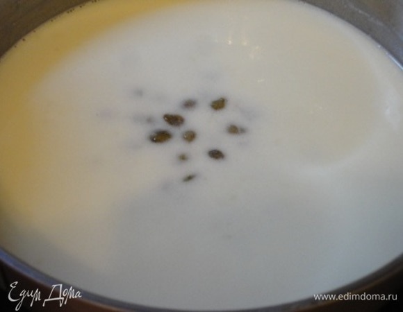 Влить 1,5 стакана процеженного бульона, в котором варились клопсы, лимонную воду. Хорошо размешать, чтобы не было комочков. Довести до кипения и нагрев оставить на минимуме. Медленно вливаем сливки, все время помешивая и не допуская кипения. Добавить каперсы и свежемолотый перец. А с солью будьте осторожны — каперсы со временем тоже добавять соленость. Помешивая, готовить до загустения минуты 3.