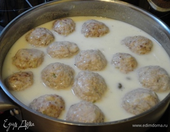 Выкладываем в соус клопсы и тушим несколько минут. Лучше дать еще настояться, чтобы все ингредиенты раскрылись в полной мере.