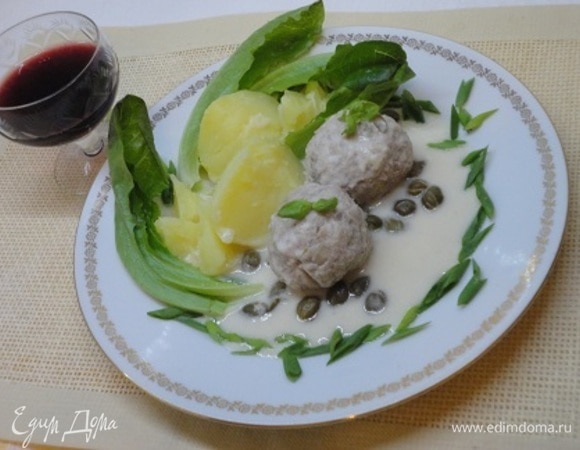 Подавать горячими, полив соусом. Немцы подают их исключительно с вареным картофелем. Я не могла обойтись без зелени. Хотя в рецепте об этом ничего не говорится.