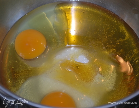 Сделаем тесто. Мед, яйца, сахар и соль положите в сотейник и перемешайте, поставьте на огонь и непрерывно помешивайте венчиком.