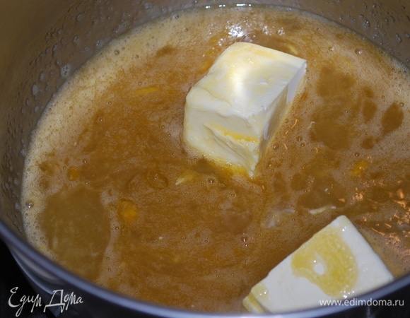 Добавьте сливочное масло и прогревайте на маленьком огне, непрерывно помешивая, до полного растворения сахара и масла. Снимите сотейник с огня и добавьте соду. Масса увеличится в объеме и побелеет.