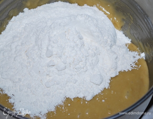 Потом добавьте остаток муки. Тесто будет мягким, забивать мукой его не надо.