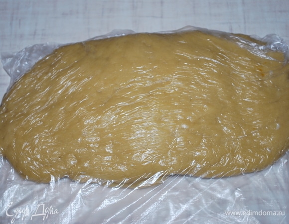 Тесто сложите в пакет (я это делаю ложкой) и уберите в холодильник на 1,5–2 часа или на ночь.