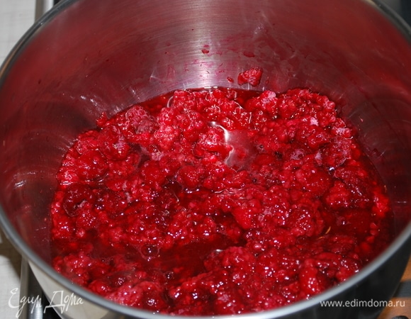Сделаем малиновый слой для торта. Замороженную малину прогрейте в сотейнике, чтобы малина выделила сок. Прогрейте ее 2–3 минуты.