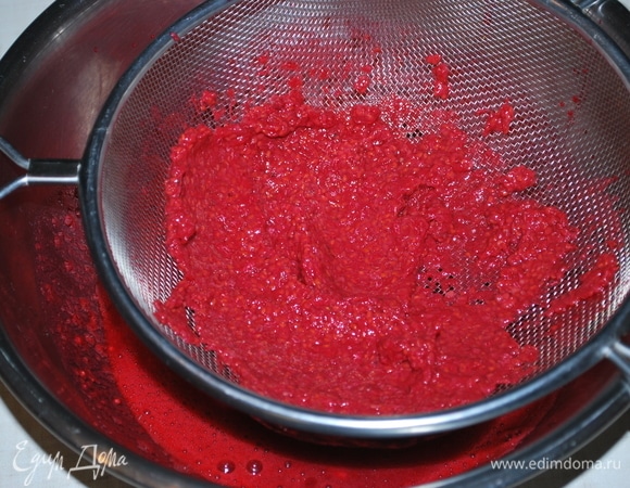 Протрите малину через сито, чтобы удалить косточки.