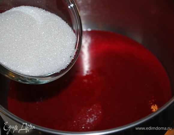 Пюре малины с половиной сахара прогрейте в сотейнике. Добавьте лимонный сок.
