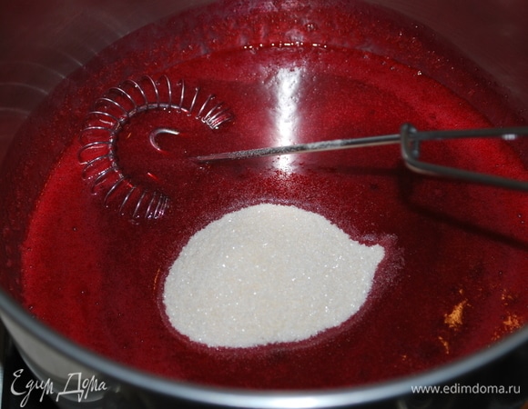 Пектин перемешайте с сахаром (у меня пектин NH, при нагревании он растворяется, а при охлаждении он застывает) и добавьте к малиновому пюре. Проварите все вместе в течение 3–4 минут, непрерывно помешивая, до загустения. Если капля пюре не растекается на блюдце, значит пюре готово.