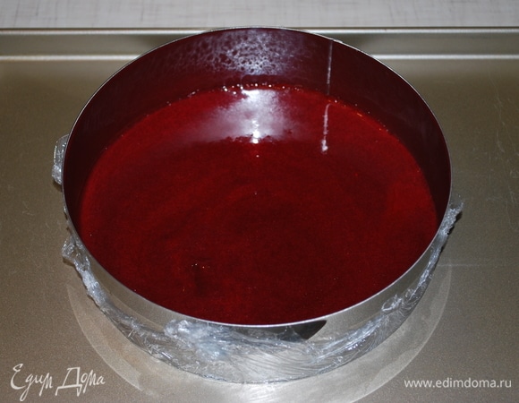 Залейте пюре в форму, накройте пищевой пленкой в контакт и уберите в холод для стабилизации примерно на 2 часа (я его сделала накануне).