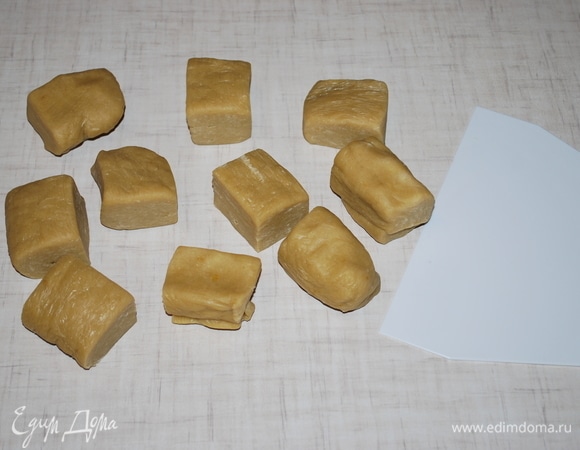 Охлажденное тесто разделите на равные части (я разделила на 10 частей). Я раскатывала тонко коржи.