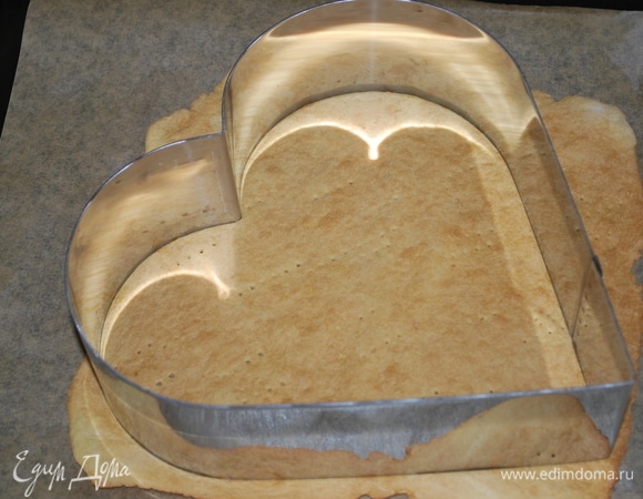 Готовый корж вырежьте формой, которая вам нравится. Остатки готового теста перемолите в блендере в крошку для украшения торта.