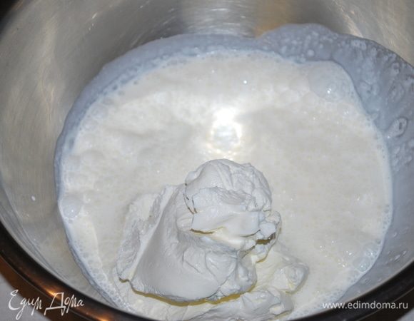 Сделаем крем. Взбейте миксером холодные сливки 33% до жидко-мягкого состояния примерно в течение 1 минуты. Добавьте сметану (предварительно она стояла под гнетом, и из нее стекла лишняя жидкость). И я добавила 100 г творожного сыра (если вы будете делать без творожного сыра, замените это количество сметаной). Взбейте миксером все до объединения.
