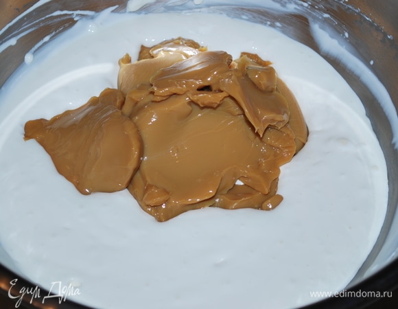 Добавьте вареную сгущенку. Хорошо все перемешайте миксером.