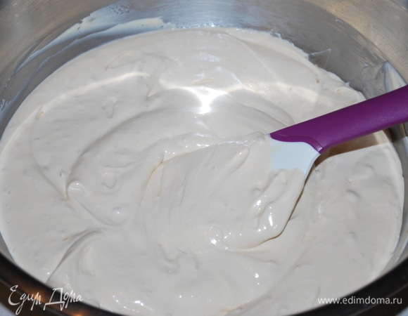 Крем получается очень воздушным и вкусным, в меру сладким, кроме вареной сгущенки я не добавляла больше никакой сладости.