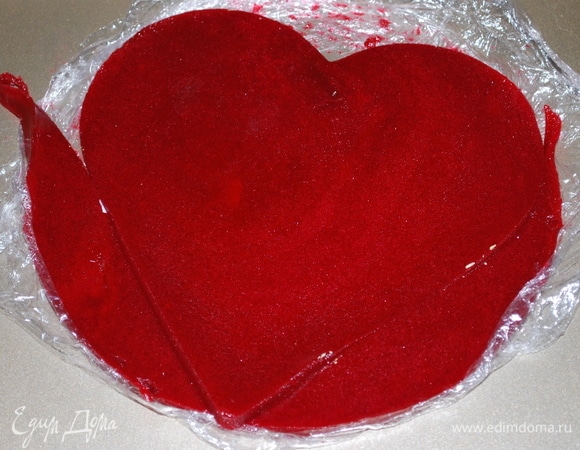 Малиновый слой застыл, вырежьте форму вашего торта (у меня сердце).