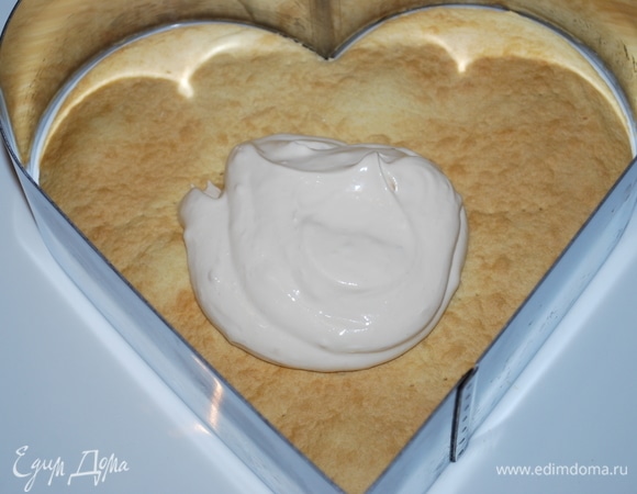Соберем торт в форме. Слои теста промажьте кремом.