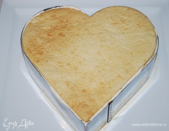 Уберите торт в холодильник на 30 минут для стабилизации коржей.