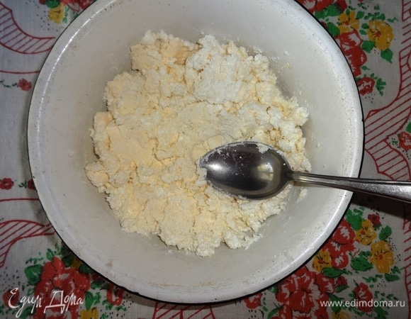 Творог растереть с сахаром, ванилином и размягченным сливочным маслом.