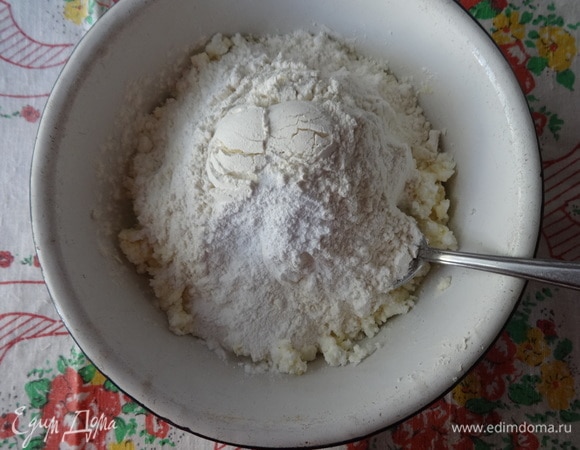 Добавить просеянную муку и разрыхлитель, перемешать.