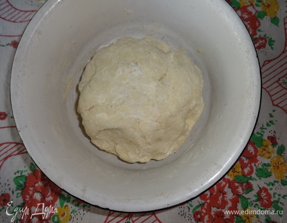 Замесить тесто. Скатать его в шар, накрыть пищевой пленкой и поставить в холодильник на 1 час.