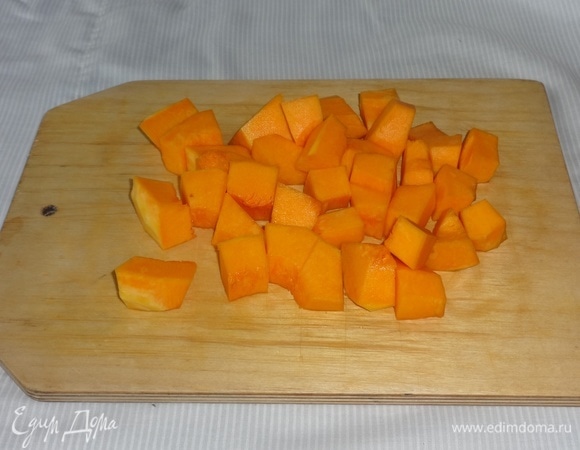 За это время подготовить начинку. Тыкву очистить от кожуры, нарезать небольшими кусочками.