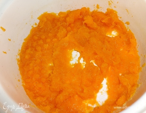 Воду слить, пюрировать тыкву блендером. Тыквенное пюре остудить.