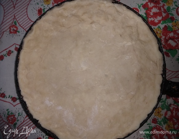 Достать тесто из холодильника. Смазать форму растительным маслом. Распределить тесто по форме, формируя бортики. У меня сковорода (диаметр дна — 21 см, внешний диаметр — 26 см, высота — 5 см).
