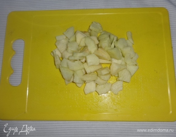 Яблоки вымыть, обсушить. Удалить кожуру и семена, нарезать мелкими кубиками. Сбрызнуть яблоки лимонным соком.