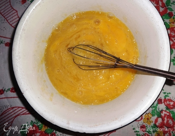 Яйца взбить с сахаром.