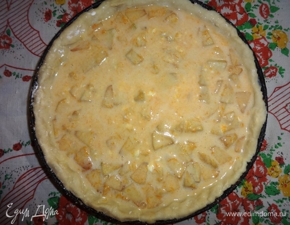 Выложить тыквенную массу в форму с тестом. Поставить форму с пирогом в духовку, разогретую до 180°C, на 45–50 минут. Ориентируйтесь по своей духовке.