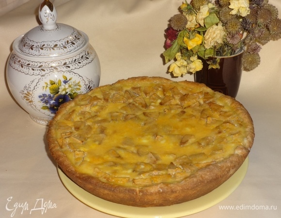 Выложить пирог на блюдо.