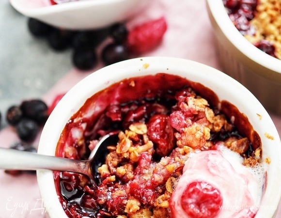 Разложить ягодную начинку по рамекинам практически до верха, сверху засыпать холодным крамблом. Поставить в хорошо разогретую духовку на 1 час. Время может увеличиться, если используете одну большую форму. Крошка должна превратиться в хрустящую золотистую корочку, а начинка должна аппетитно пузыриться. Вынуть рамекины из духовки, сразу же положить сверху по шарику пломбира, подавать и поедать моментально.