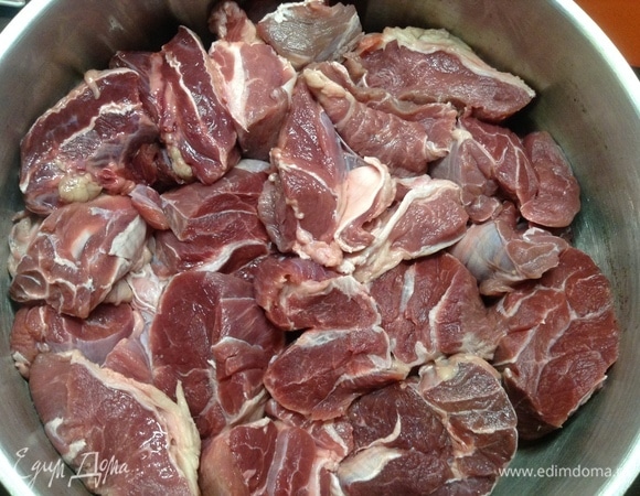 Мясо на морковь укладываем кусками величиною с кулак, лучше волокнами вертикально. Плотно друг к другу кусочки должны лежать.